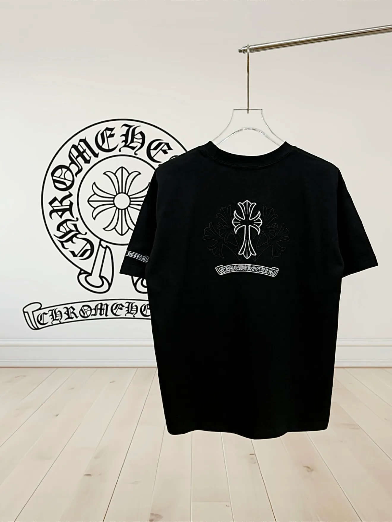 🅿️190 [High quality] Chrome hearts Chrome hearts 2025 new first release latest short-sleeved round neck T-shirt, high-end customization, avant-garde and fashionable design! The brand logo is applied to the front and back cuffs using 100,000 needle embroidery techniques. High-end customized 280g fabric. Soft to the touch. Comfortable to wear. Exquisite stitching. Fine workmanship. The upper body effect is incomparably handsome! Same style for men and women, color: white, black size: S to xL